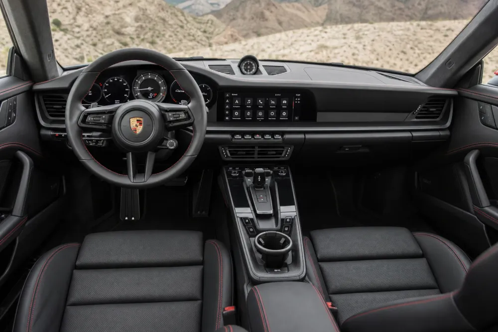 Wnętrze Porsche 911 Carrera S — widok deski rozdzielczej i foteli przednich