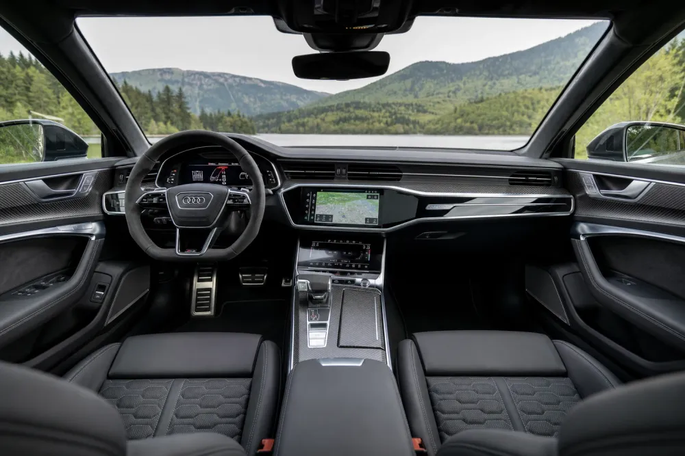 Wnętrze Audi RS 6 Avant — widok deski rozdzielczej i foteli przednich