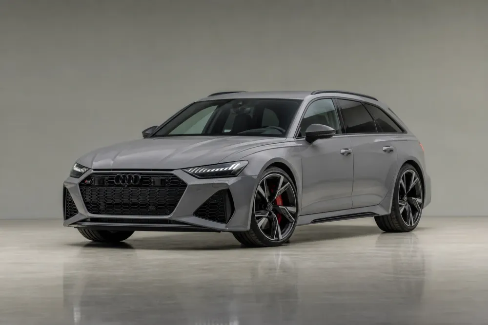 Audi RS 6 Avant w lakierze Nardo, szary, ujęcie trzy czwarte z przodu