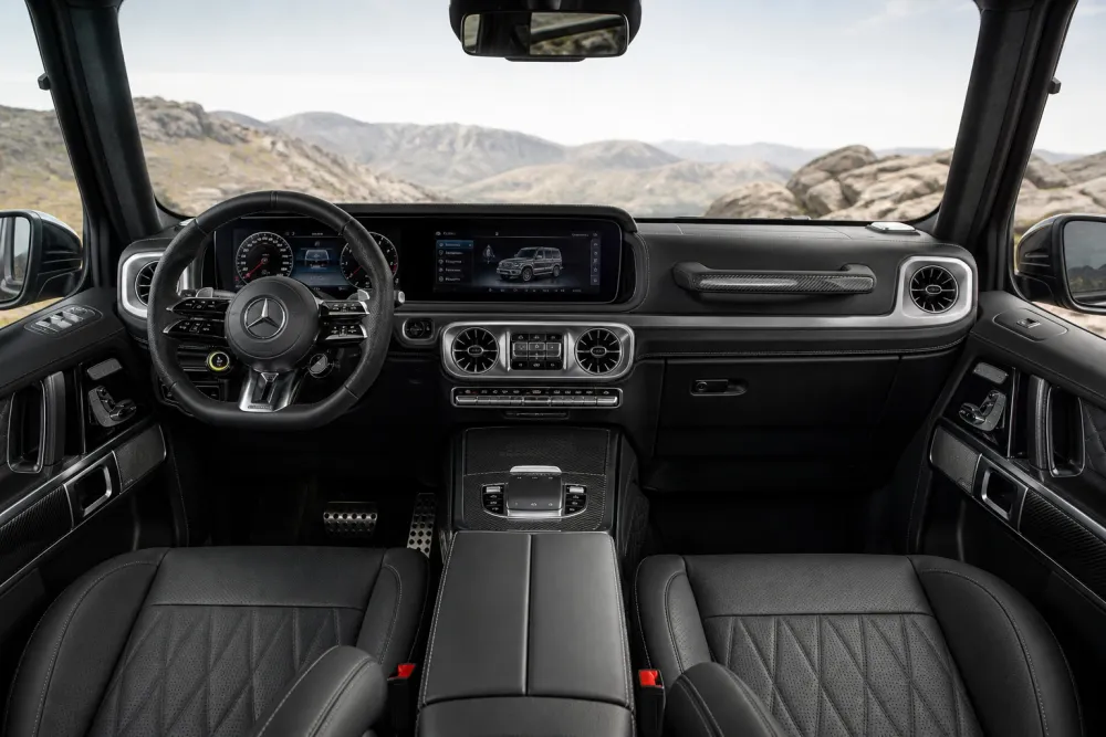 Wnętrze Mercedes-AMG G 63 — widok deski rozdzielczej i foteli przednich