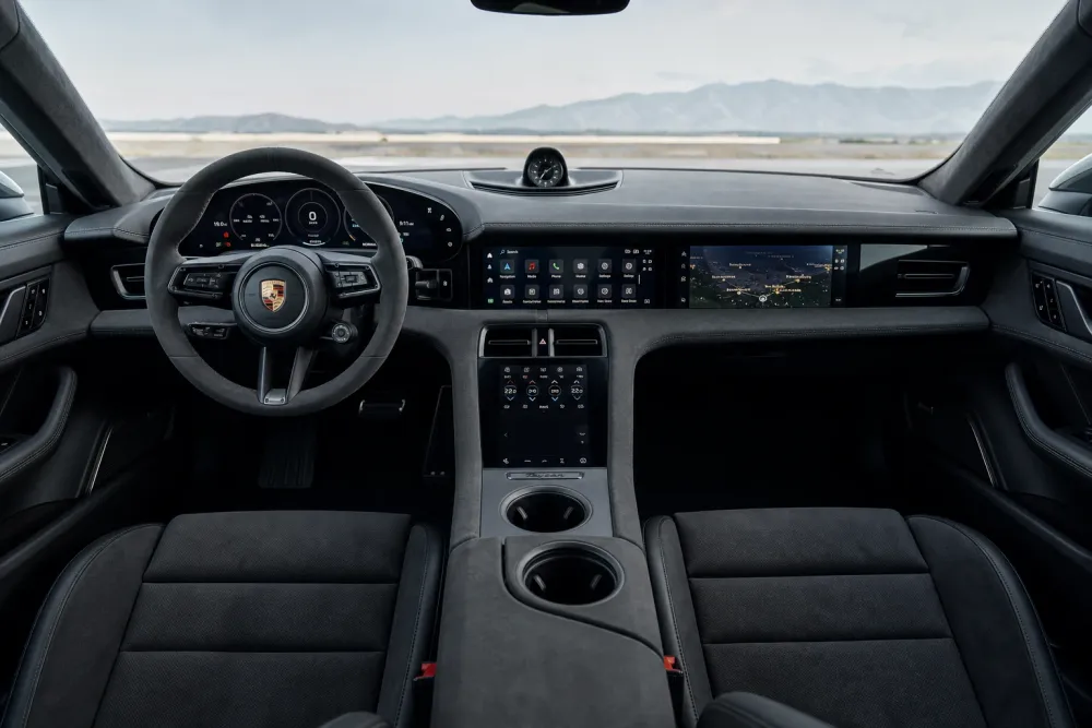 Wnętrze Porsche Taycan 4S — widok deski rozdzielczej i foteli przednich