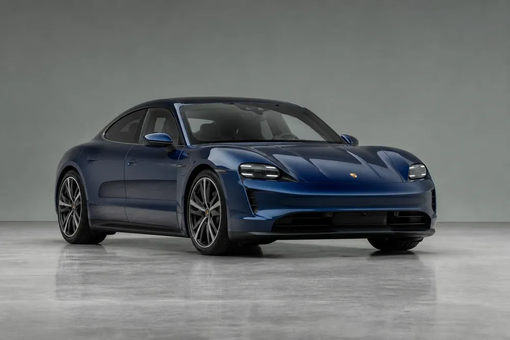 Porsche Taycan 4S w lakierze Gentian Blue, metalik, ujęcie trzy czwarte z przodu