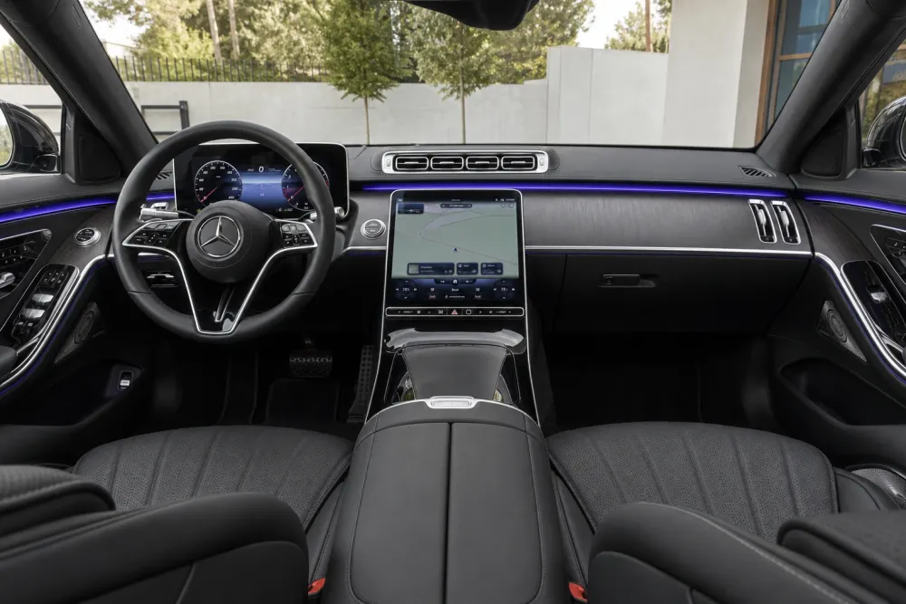 Wnętrze Mercedes-Benz S 500 4MATIC L — widok deski rozdzielczej i foteli przednich